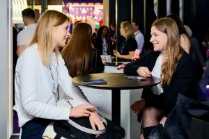 Personas hablando de iGaming