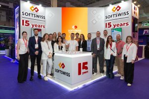 Equipo SOFTSWISS en el 15 años stand de SiGMA